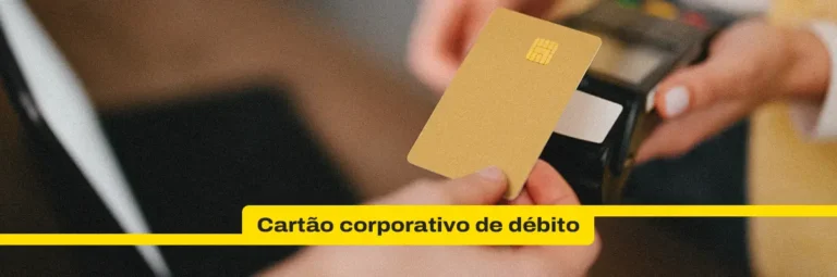 Cartão corporativo de débito para frota: como funciona e quais as vantagens? Administrar os custos de uma frota nem sempre é uma tarefa simples. Combustível, pedágios, hospedagem, alimentação, manutenção e despesas emergenciais fazem parte da rotina das transportadoras e embarcadores. Sem controle eficiente, esses gastos podem gerar prejuízos, retrabalho e até problemas financeiros para a operação. É justamente nesse cenário que o cartão corporativo de débito para frota se torna uma solução estratégica para empresas de transporte.