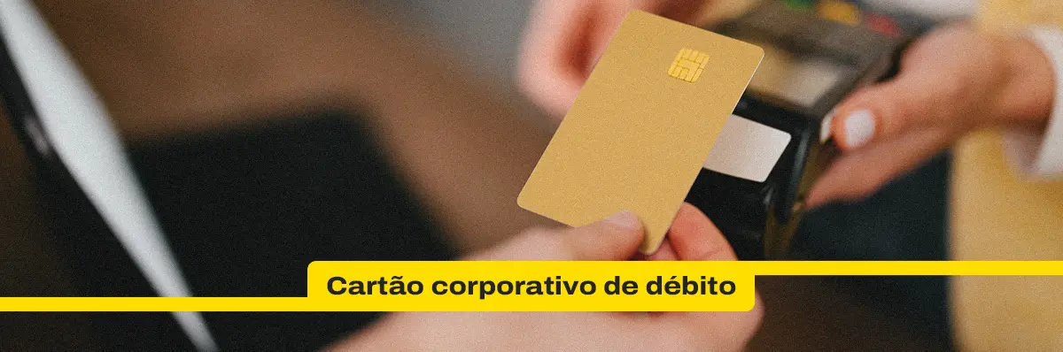 Cartão corporativo de débito para frota: como funciona e quais as vantagens? Administrar os custos de uma frota nem sempre é uma tarefa simples. Combustível, pedágios, hospedagem, alimentação, manutenção e despesas emergenciais fazem parte da rotina das transportadoras e embarcadores. Sem controle eficiente, esses gastos podem gerar prejuízos, retrabalho e até problemas financeiros para a operação. É justamente nesse cenário que o cartão corporativo de débito para frota se torna uma solução estratégica para empresas de transporte.