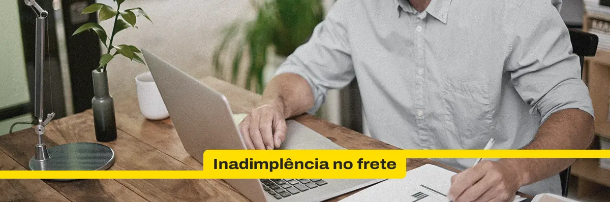 Entenda como a inadimplência no frete afeta o caixa da transportadora e veja estratégias para reduzir riscos, controlar recebíveis e proteger a operação.